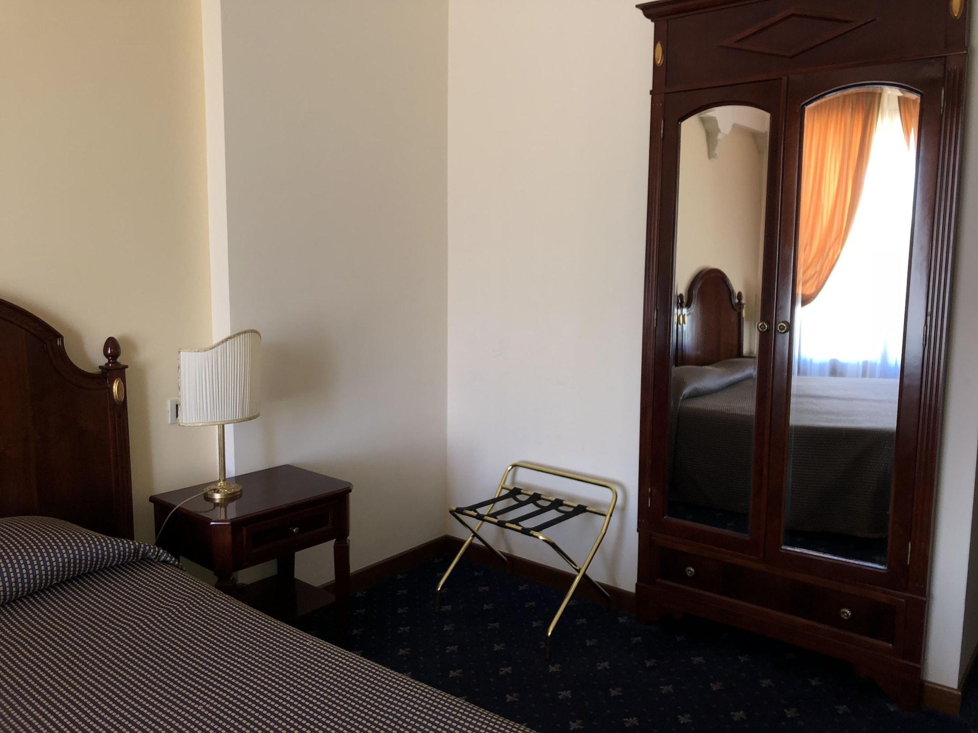 帕里斯大酒店 马尔萨拉 外观 照片 A room at the hotel
