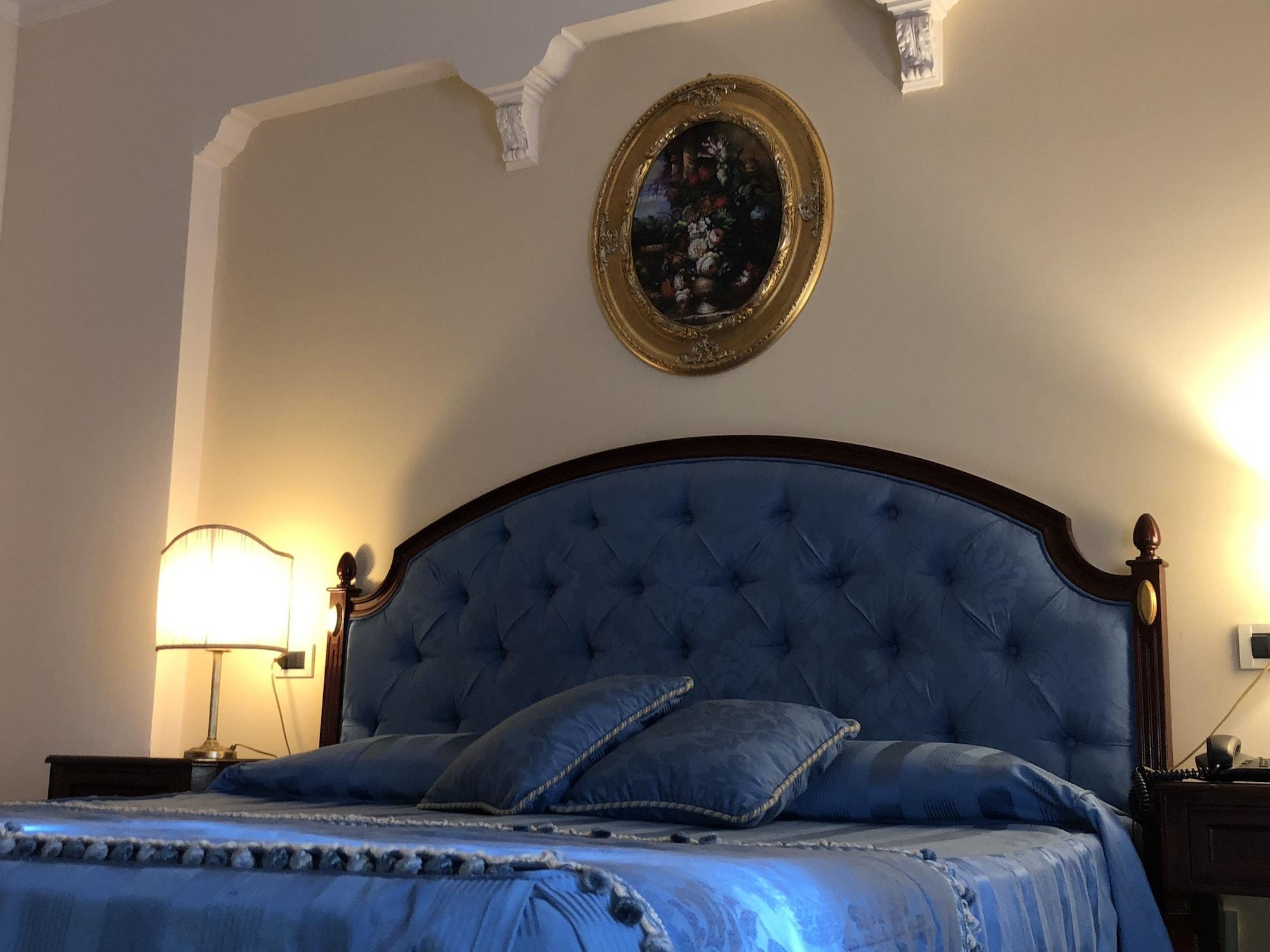 帕里斯大酒店 马尔萨拉 外观 照片 A bedroom at the hotel