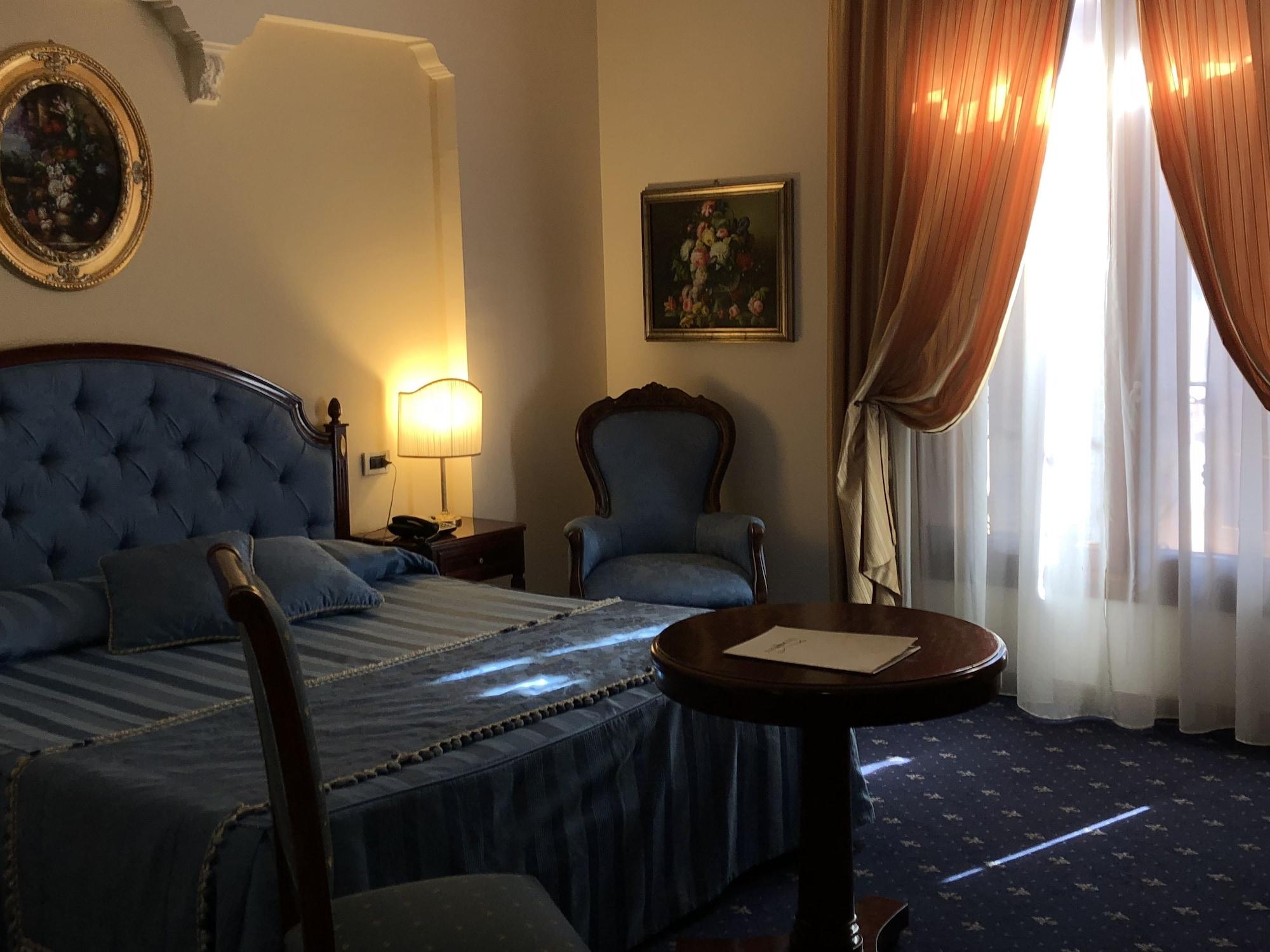 帕里斯大酒店 马尔萨拉 外观 照片 A room at the hotel