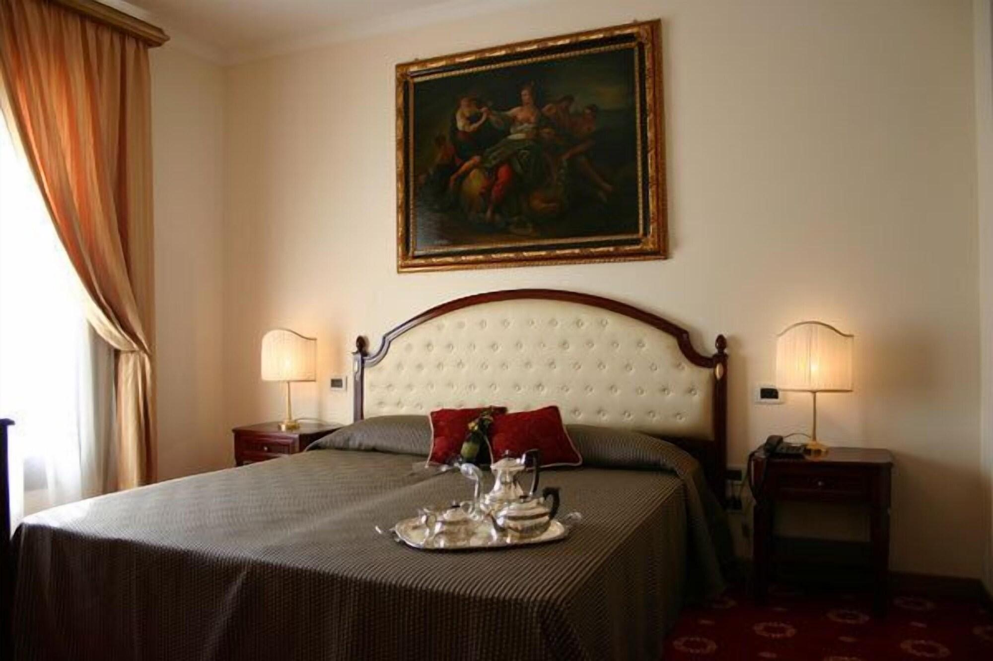 帕里斯大酒店 马尔萨拉 外观 照片 A room at the hotel