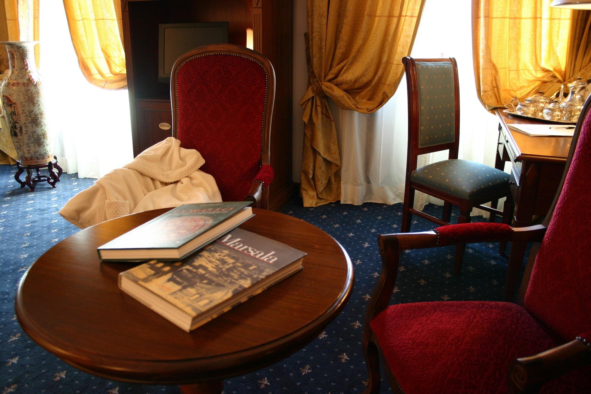 帕里斯大酒店 马尔萨拉 外观 照片 A guest room on board the Venice Simplon Orient Express
