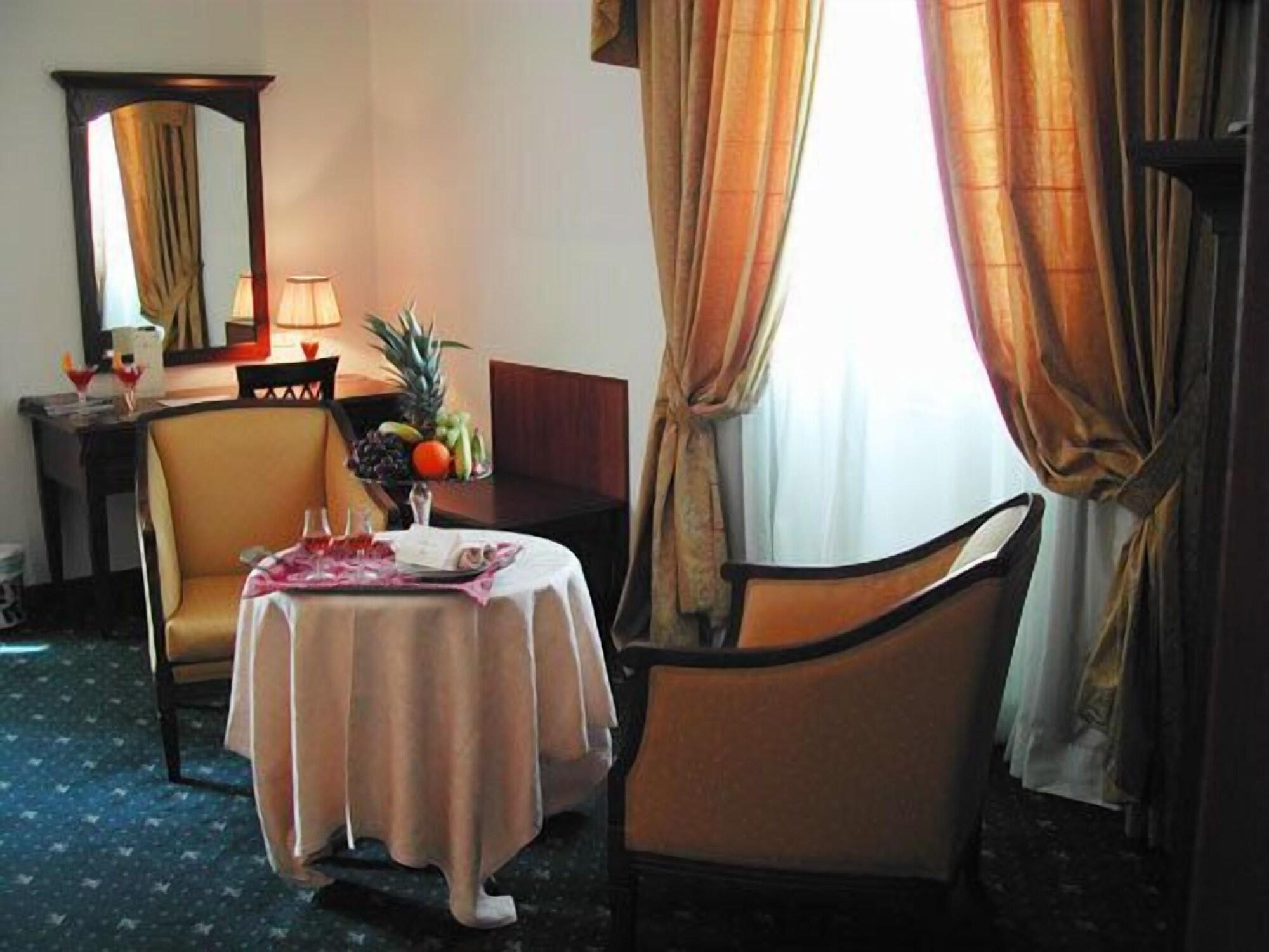帕里斯大酒店 马尔萨拉 外观 照片 A suite at the hotel