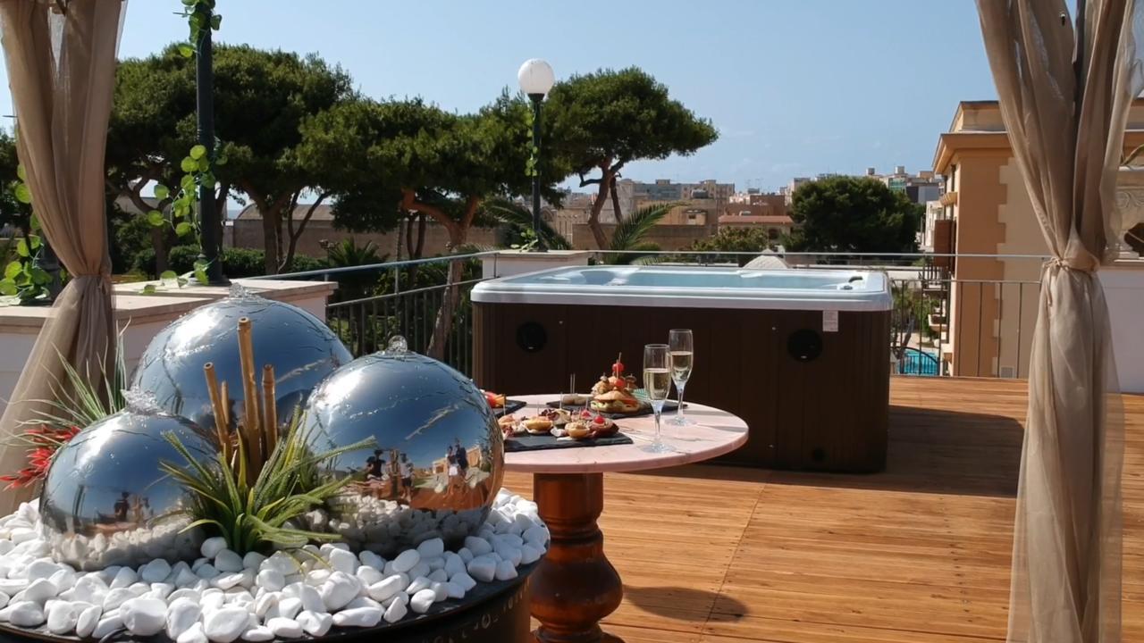 帕里斯大酒店 马尔萨拉 外观 照片 A hot tub on a balcony