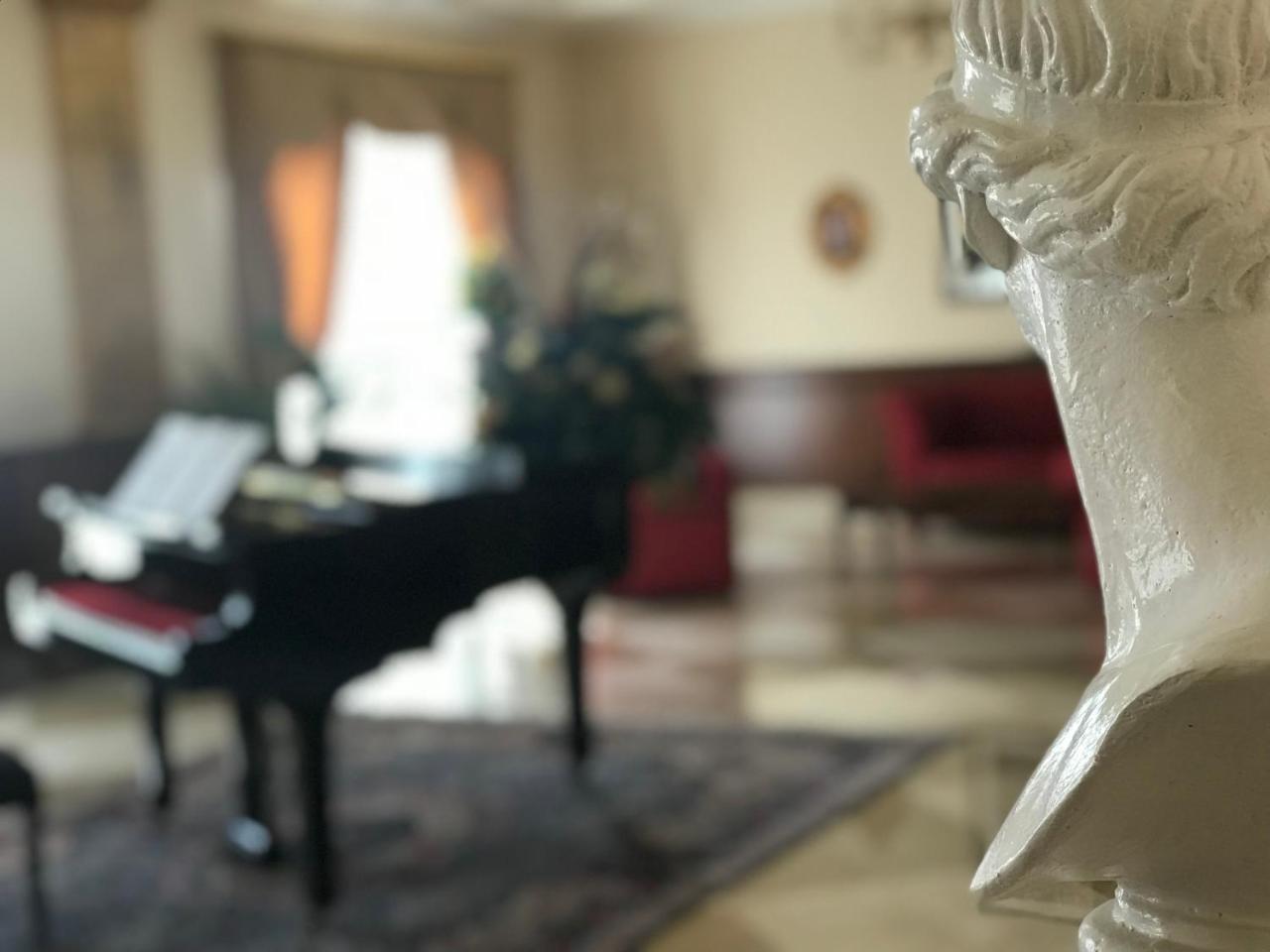 帕里斯大酒店 马尔萨拉 外观 照片 The piano at the home of the composer
