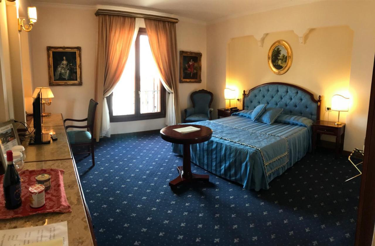 帕里斯大酒店 马尔萨拉 外观 照片 A room at the hotel